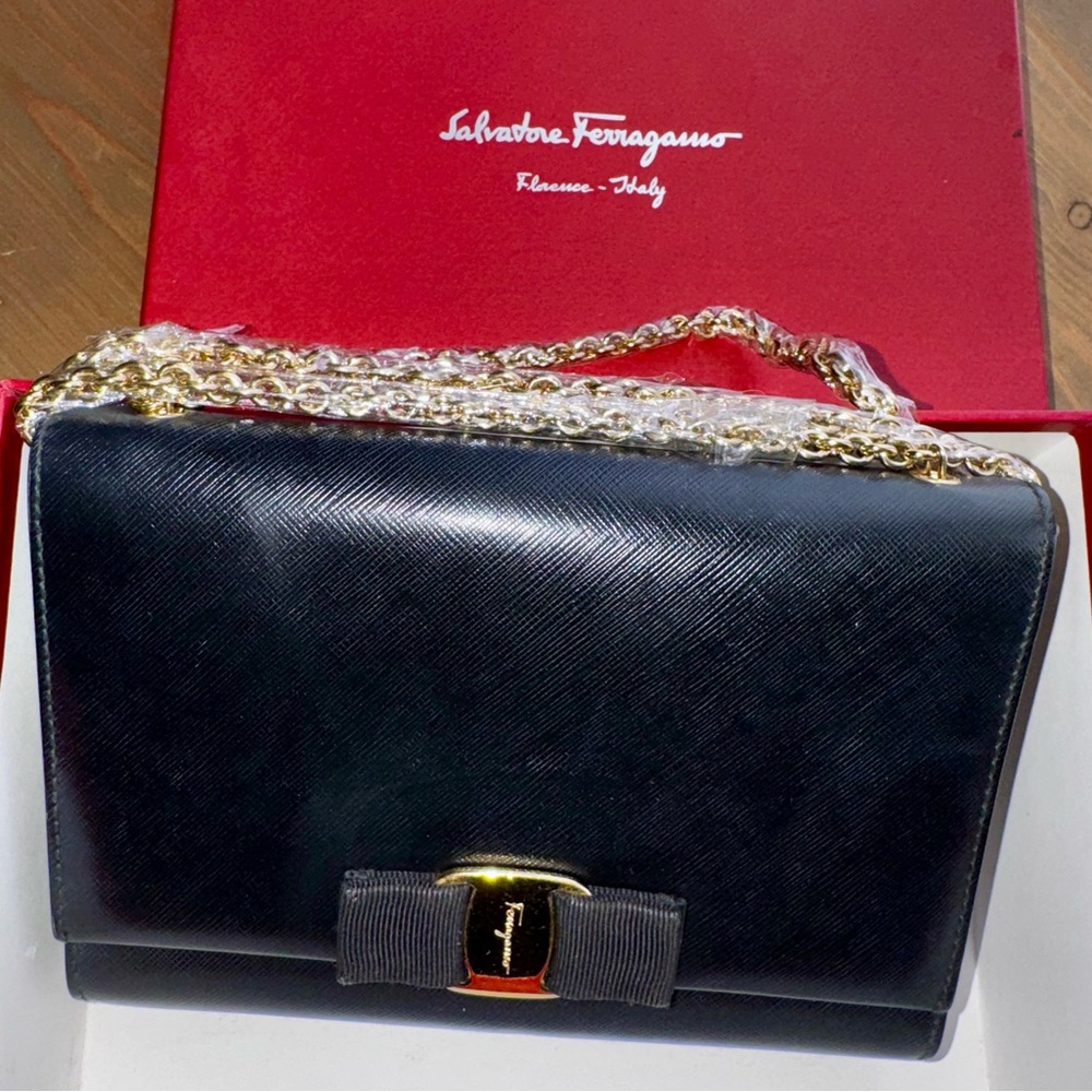 Salvatore Ferragamo Black Vera Bow Crossbody Bag with Gold Chain